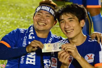 Tiền thưởng cho cầu thủ Việt và những chuyện khóc cười