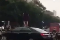 Phụ nữ vượt đèn đỏ, nhảy lên nóc ô tô nhảy múa