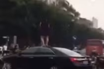 Phụ nữ vượt đèn đỏ, nhảy lên nóc ô tô nhảy múa