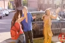 "Thánh cầu mưa" gây kinh ngạc ngay trên phố