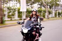 Những bóng hồng khiến mày râu nể vì mê xe côn tay