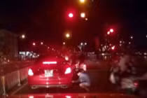 Trộm ngang nhiên cạy logo Mercedes chờ đèn đỏ ở TPHCM