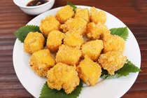 Bí quyết rán đậu phụ chiên xù vàng ươm, không dính chảo