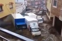 Lũ quét kinh hoàng cuốn ô tô "nhẹ như không" trên phố