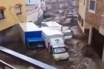 Lũ quét kinh hoàng cuốn ô tô "nhẹ như không" trên phố