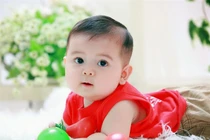 Ôm bụng cười với những cú ngã như lật đật của bé