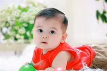 Ôm bụng cười với những cú ngã như lật đật của bé