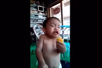 Cười ngất xem em bé ăn chanh