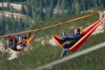 Lạnh người với trò mắc võng nằm giữa hai ngọn núi