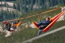 Lạnh người với trò mắc võng nằm giữa hai ngọn núi