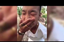 Bốc sâu róm ăn, thanh niên cứng gây sốt cộng đồng mạng