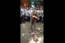 Phụ huynh đổ mắm tôm lên đầu thiếu nữ đánh con mình