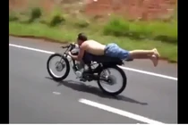 Màn đua xe không bình thường của hai thanh niên cứng