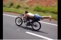 Màn đua xe không bình thường của hai thanh niên cứng