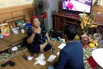 Nổi da gà khi "thánh cô" sờ soạng chữa bách bệnh