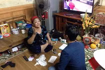 Nổi da gà khi "thánh cô" sờ soạng chữa bách bệnh