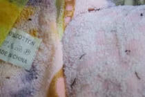 Kinh hoàng đồ Trung Quốc nở vật lạ khi nhúng nước