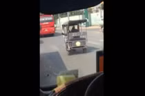 Lái xe ba bánh bằng chân, thản nhiên đánh võng ở Hà Nội