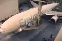 Quá trình "thay áo" cho Boeing 777 diễn ra như thế nào?