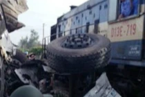 Tàu đâm xe tải làm ách tắc đường sắt Bắc - Nam