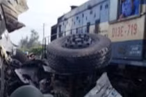 Tàu đâm xe tải làm ách tắc đường sắt Bắc - Nam