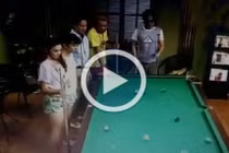 Há hốc mồm với cú đánh bi-a đưa hết bi vào lỗ