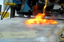 Chuyện gì xảy ra khi đổ dung nham lên băng?