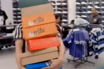 Cách làm việc không thể tin nổi trong cửa hàng giày