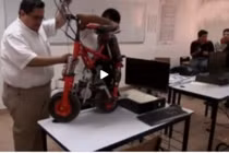 Xem xe máy chạy không cần xăng rất khó tin