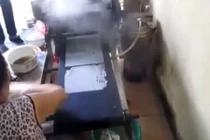 Máy làm bánh cuốn khiến quán ăn Yên Bái "nổi như cồn"