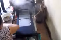 Máy làm bánh cuốn khiến quán ăn Yên Bái "nổi như cồn"