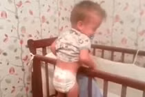 Màn vượt ngục siêu thông minh của cậu nhóc 1 tuổi