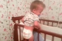 Màn vượt ngục siêu thông minh của cậu nhóc 1 tuổi
