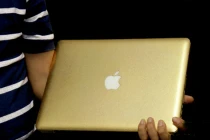 Đại gia Vinh chơi sang với laptop mạ vàng ròng