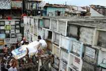 Rùng mình xem nơi dân ăn ngủ cùng hàng vạn tử thi
