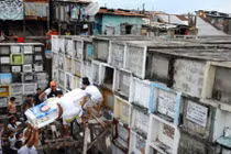 Rùng mình xem nơi dân ăn ngủ cùng hàng vạn tử thi