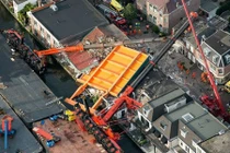 Khoảnh khắc cần cẩu đổ sập, nghiền nát 20 ngôi nhà