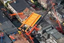 Khoảnh khắc cần cẩu đổ sập, nghiền nát 20 ngôi nhà