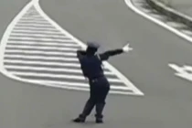 Anh chàng cảnh sát giao thông ẻo lả nhất hành tinh