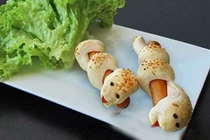 Cách làm bánh rắn cuốn xúc xích siêu lạ tuyệt ngon