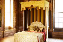 Chiếc giường “khủng” đại gia Lê Ân lùng mua có gì đặc biệt?