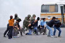 Bộ đội đặc công diễn tập chống khủng bố, giải cứu con tin