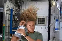 Xem phi hành gia gội đầu trong không gian