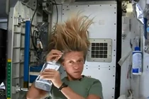 Xem phi hành gia gội đầu trong không gian