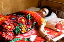 Nghe điện thoại lúc trú mưa, 9 người bị sét đánh