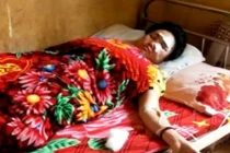 Nghe điện thoại lúc trú mưa, 9 người bị sét đánh