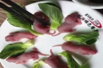 Kinh hãi món chuột bao tử sống lúc nhúc ở Trung Quốc