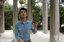 Thán phục chàng trai chơi Rubik một tay nhanh chóng mặt