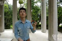 Thán phục chàng trai chơi Rubik một tay nhanh chóng mặt