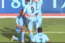 Bàn thắng "điên rồ" có một không hai từ giữa sân